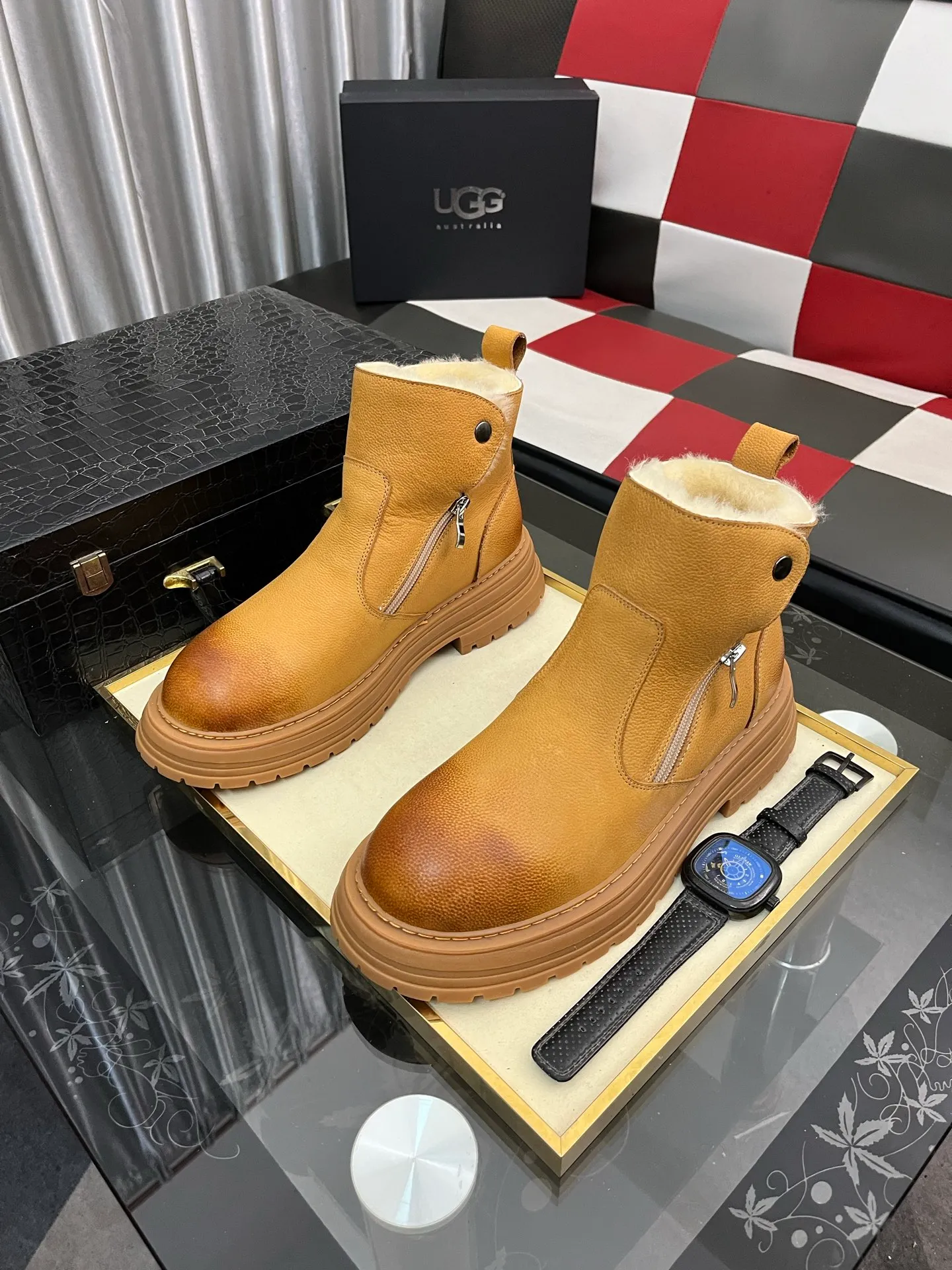 Ex-factory price: 680⌚️⌚️Thick wool imported from Australia Brand: UGG genuine purchasing agent Size: 39-44 (45 customized) Grade: Official website 1:1 Material: First layer of genuine leather waterproof and antifreeze upper Real wool lining Original non-slip and wear-resistant outsole Style category: Men's casual shoes Trendy style Comfortable on the feet Color: Official website color synchronization